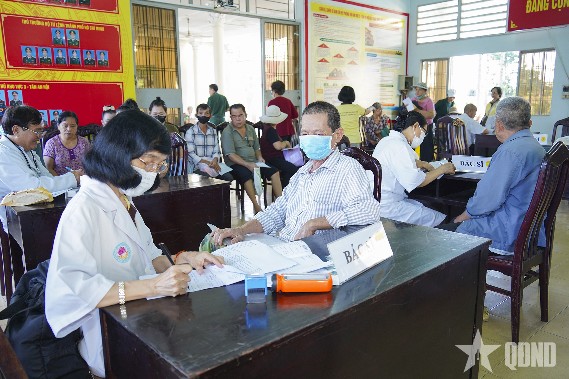 TP Hồ Chí Minh: Ban Chỉ huy Phòng thủ khu vực 3 - Tân An Hội phối hợp khám, chữa bệnh miễn phí